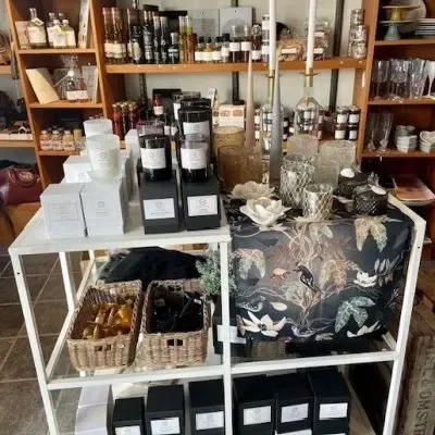Inredningshylla med ljus, korgar och tvålar