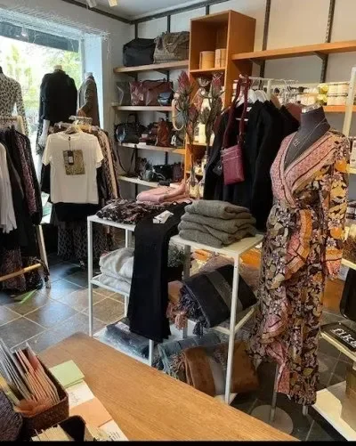Inne i butiken med kläder, väskor och accessoarer
